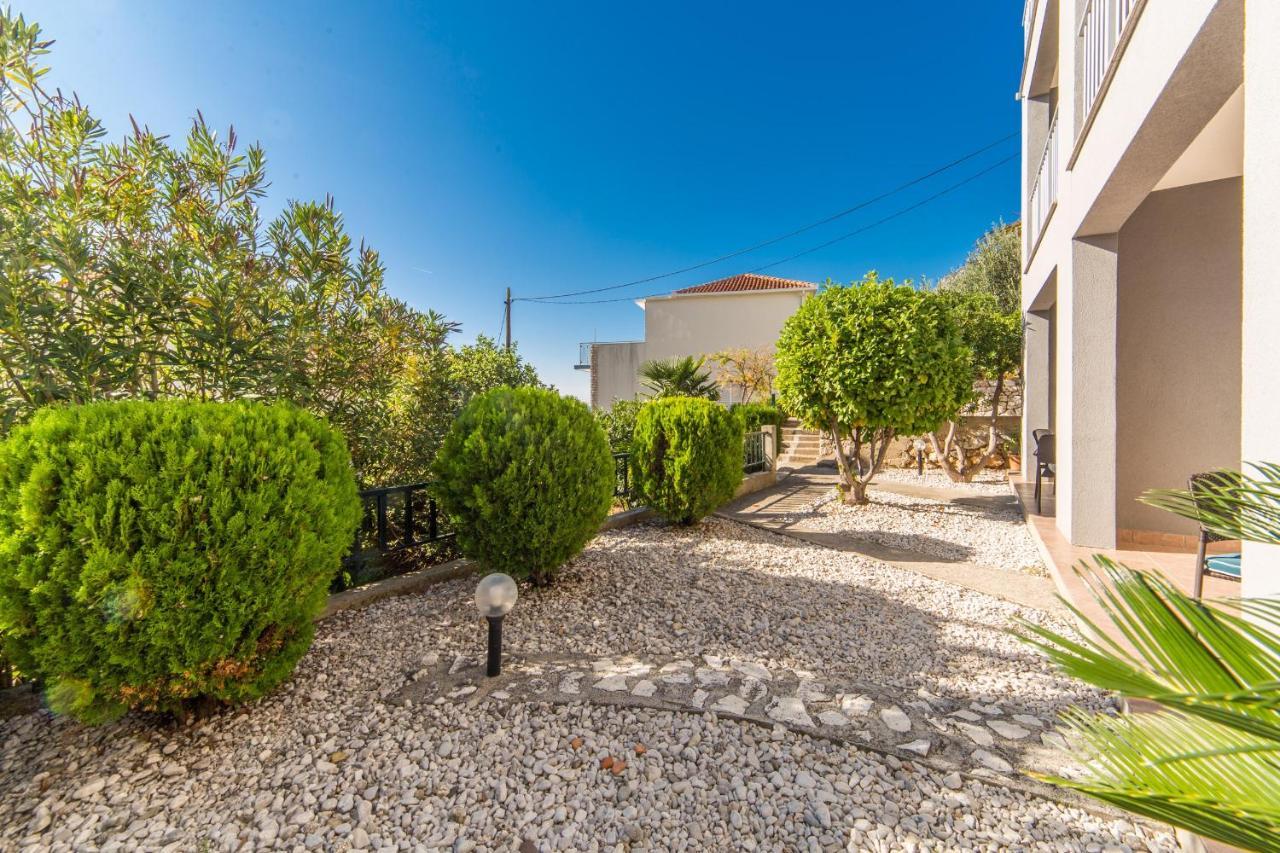 Apartments By The Sea Brist, Makarska - 11078 Exterior photo
